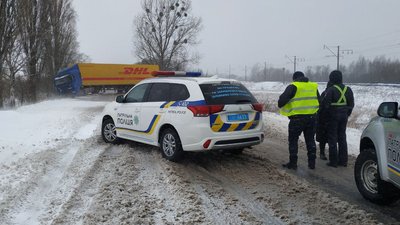 На Волині вантажівка перегородила дорогу. Трасу заблоковано