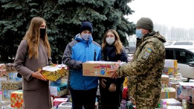 Подарунки в ООС: школярі з Хмельниччини передали понад сотню новорічних пакунків для військових