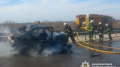 Смертельна ДТП під Полтавою: авто врізалося у відбійник і загорілося