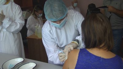 Люди йдуть на вакцинацію охоче, кажуть медики. Фото: Суспільне Поділля. Люди йдуть на вакцинацію охоче, кажуть медики. Фото: Суспільне Поділля.