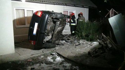 На Франківщині водій врізався у житловий будинок