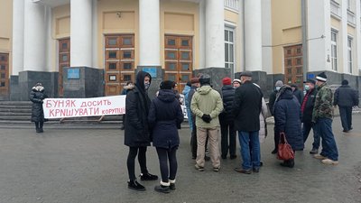 У Вінниці працівники навчального закладу вийшли на акцію голодування У Вінниці працівники навчального закладу вийшли на акцію голодування