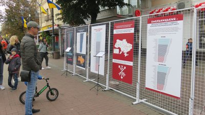 Стенди з успіхами Хмельницького на центральній вулиці міста. Стенди з успіхами Хмельницького на центральній вулиці міста.