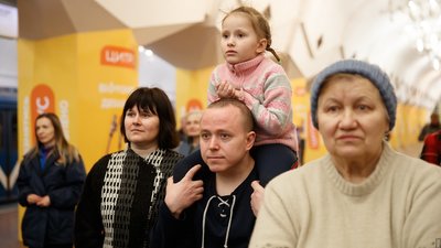 "Концерт поміж вибухів": музиканти Kharkiv Music Fest зіграли для харків'ян в метро "Концерт поміж вибухів": музиканти Kharkiv Music Fest зіграли для харків'ян в метро