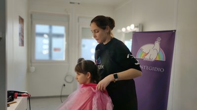 Перукарка з Донецька безоплатно стриже переселенців у модульному містечку Львова Перукарка з Донецька безоплатно стриже переселенців у модульному містечку Львова