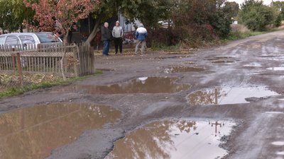 "Скоро ями будуть по пояс": мешканці мікрорайону в Луцьку скаржаться на погану дорогу "Скоро ями будуть по пояс": мешканці мікрорайону в Луцьку скаржаться на погану дорогу