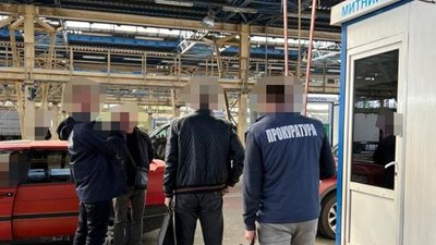 На Львівщині двох митників підозрюють у сприянні незаконному ввезенню товару в Україну