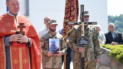 На Тернопільщині в останню дорогу провели загиблого бійця Володимира Сухого На Тернопільщині в останню дорогу провели загиблого бійця Володимира Сухого
