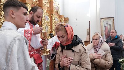 У Чернівцях освятити кошики прийшли тисячі вірян. Фоторепортаж