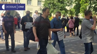 У Сумах люди перекрили вулицю Привокзальну біля готелю "Ювілейний" У Сумах люди перекрили вулицю Привокзальну біля готелю "Ювілейний"