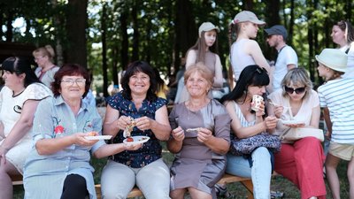 У Чернівцях презентували кулінарну книгу "Смаки Буковини" та пригощали стравами зі збірки У Чернівцях презентували кулінарну книгу "Смаки Буковини" та пригощали стравами зі збірки