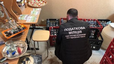 В лучанина правоохоронці вилучили 300 літрів спирту та 50 літрів підробленого алкоголю В лучанина правоохоронці вилучили 300 літрів спирту та 50 літрів підробленого алкоголю
