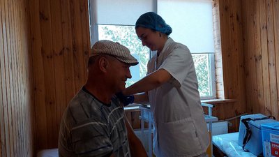 Дбають про здоров’я людей у віддалених селах: Черкащиною курсує "вакцинобус" Дбають про здоров’я людей у віддалених селах: Черкащиною курсує "вакцинобус"