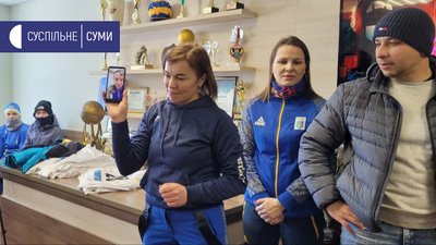 На Сумщині влаштували флешмоб на підтримку лижниць з Конотопа, які беруть участь в Олімпіаді-2022 На Сумщині влаштували флешмоб на підтримку лижниць з Конотопа, які беруть участь в Олімпіаді-2022