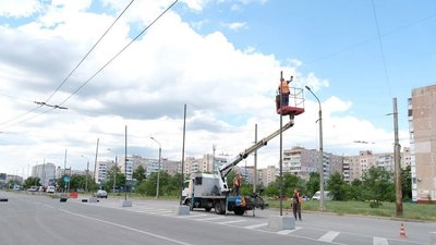 На зупинках громадського транспорту у Запоріжжі встановлюють антидронові сітки