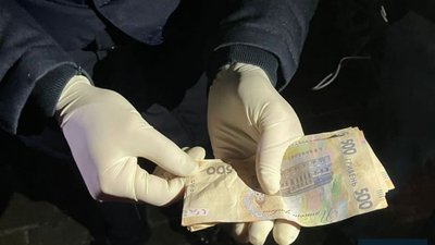 На Закарпатті поліцейському, що брав хабар за проїзд до кордону поза чергою, оголосили про підозру На Закарпатті поліцейському, що брав хабар за проїзд до кордону поза чергою, оголосили про підозру