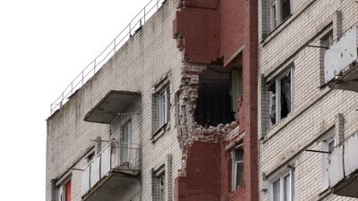 "Зовні зробили, а всередині розходяться стіни": як ремонтують гуртожиток в мікрорайоні Бобровиця у Чернігові