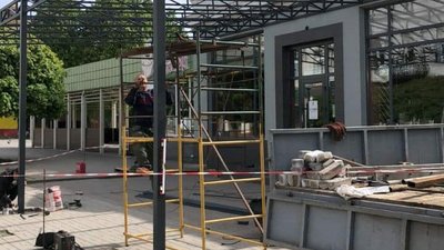 У центрі Сум демонтують металеву конструкцію, яку звело кафе для літного майданчика У центрі Сум демонтують металеву конструкцію, яку звело кафе для літного майданчика