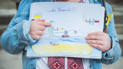 Семирічна дівчинка з Миколаєва зібрала тисячу доларів для ЗСУ, продаючи власні малюнки Семирічна дівчинка з Миколаєва зібрала тисячу доларів для ЗСУ, продаючи власні малюнки