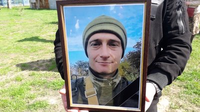 "Написав, що їде в Бахмут, а за тиждень загинув". У Сумах попрощалися з воїном Валерієм Бубновим