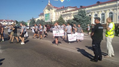 У Херсоні біля залізничного вокзалу перекривали рух транспорту: що відомо