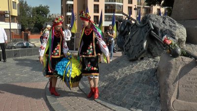 «Велике і щемливе свято»: у Полтаві у День Незалежності поклали квіти до пам’ятників «Велике і щемливе свято»: у Полтаві у День Незалежності поклали квіти до пам’ятників