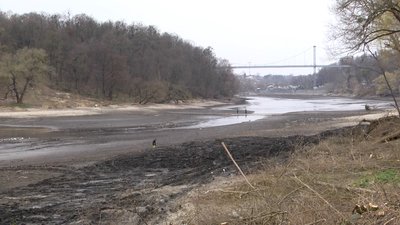 У Житомирі розчищають береги річки Тетерів У Житомирі розчищають береги річки Тетерів