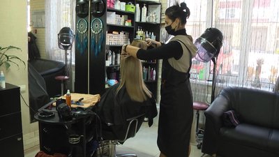 У салонах краси працівники теж повинні мати або сертифікати про вакцинацію або результати тестів на ковід. У салонах краси працівники теж повинні мати або сертифікати про вакцинацію або результати тестів на ковід.