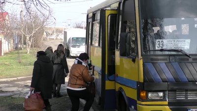 7 автобусів на маршруті: як жителі Зеленівки добираються до Херсона