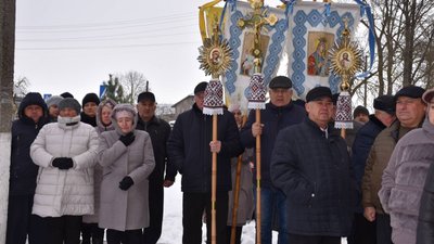 Жителі громади на відкритті дошки Жителі громади на відкритті дошки