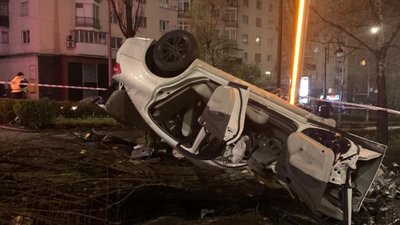 У Києві нетверезий водій Infiniti влетів в електроопору, загинула 18-річна дівчина
