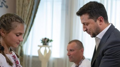 Зеленський вручив медаль дівчинці, яка врятувала 4 дітей під час повені на Закарпатті