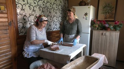 У поліському селі на Волині показали як готують сиров'ялене м'ясо — карух У поліському селі на Волині показали як готують сиров'ялене м'ясо — карух
