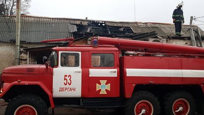 Двадцять рятувальників гасили пожежу в магазині у Дергачах на Харківщині