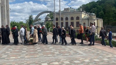 У Києві розпочалась церемонія прощання із першим президентом У Києві розпочалась церемонія прощання із першим президентом