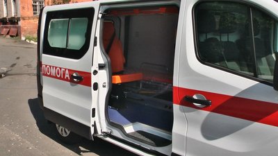 У новій медичній автівці передбачене місце для одного лежачого хворого та супроводжуючого медичного праціника. Фото: Суспільне. У новій медичній автівці передбачене місце для одного лежачого хворого та супроводжуючого медичного праціника. Фото: Суспільне.