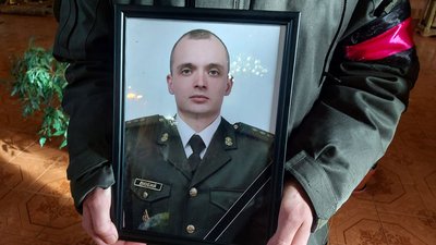 У Хмельницькому попрощалися з двома офіцерами, що загинули на полі бою У Хмельницькому попрощалися з двома офіцерами, що загинули на полі бою