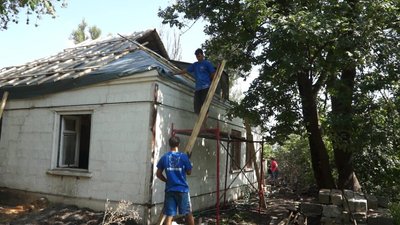 У прифронтовому селі на Донеччині благодійники ремонтують фельдшерський пункт