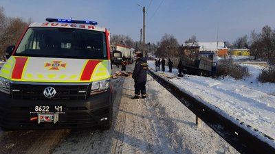 На Харківщині зіткнулися дві вантажівки: одну знесло з дороги