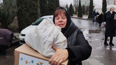 Тернопільський Карітас передає сім'ям загиблих захисників закордонні пакунки з допомогою Тернопільський Карітас передає сім'ям загиблих захисників закордонні пакунки з допомогою