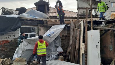 У Миколаєві команда "Добробату" допомогла відновити будинок своєму волонтеру У Миколаєві команда "Добробату" допомогла відновити будинок своєму волонтеру