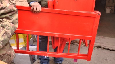 Волонтери передають ліжечко для дівчинки з села на Харківщині Волонтери передають ліжечко для дівчинки з села на Харківщині