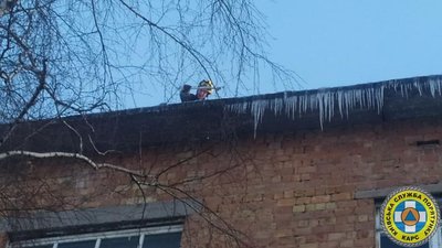 Столична служба порятунку попередила киян про небезпеку падіння бурульок із дахів Столична служба порятунку попередила киян про небезпеку падіння бурульок із дахів