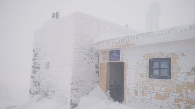 На горі Піп Іван у Карпатах — хурделиця та обмежена видимість
