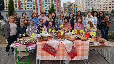 На ярмарку у вінницькій гімназії зібрали майже 300 тисяч гривень на авто для захисників