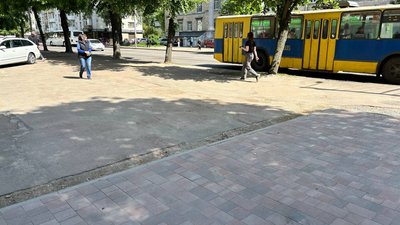 Пересування людей на кріслах колісних: реалії доступності в Житомирі Пересування людей на кріслах колісних: реалії доступності в Житомирі