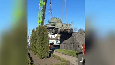 У Житомирі на переміщення танку із майдану Перемоги знадобилося кілька годин У Житомирі на переміщення танку із майдану Перемоги знадобилося кілька годин