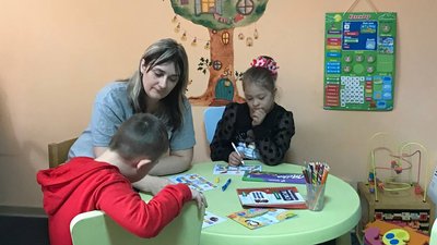 Психолог у школі займається з дітьми з синдромом Дауна Психолог у школі займається з дітьми з синдромом Дауна