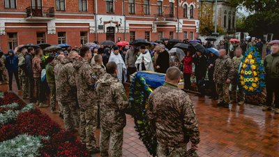 У Ніжині провели в останню путь старшого сержанта Віталія Дворніка