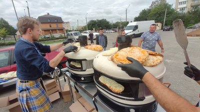 До Луцька приїхав піца-мобіль: іноземні волонтери пригощали піцою з печі До Луцька приїхав піца-мобіль: іноземні волонтери пригощали піцою з печі